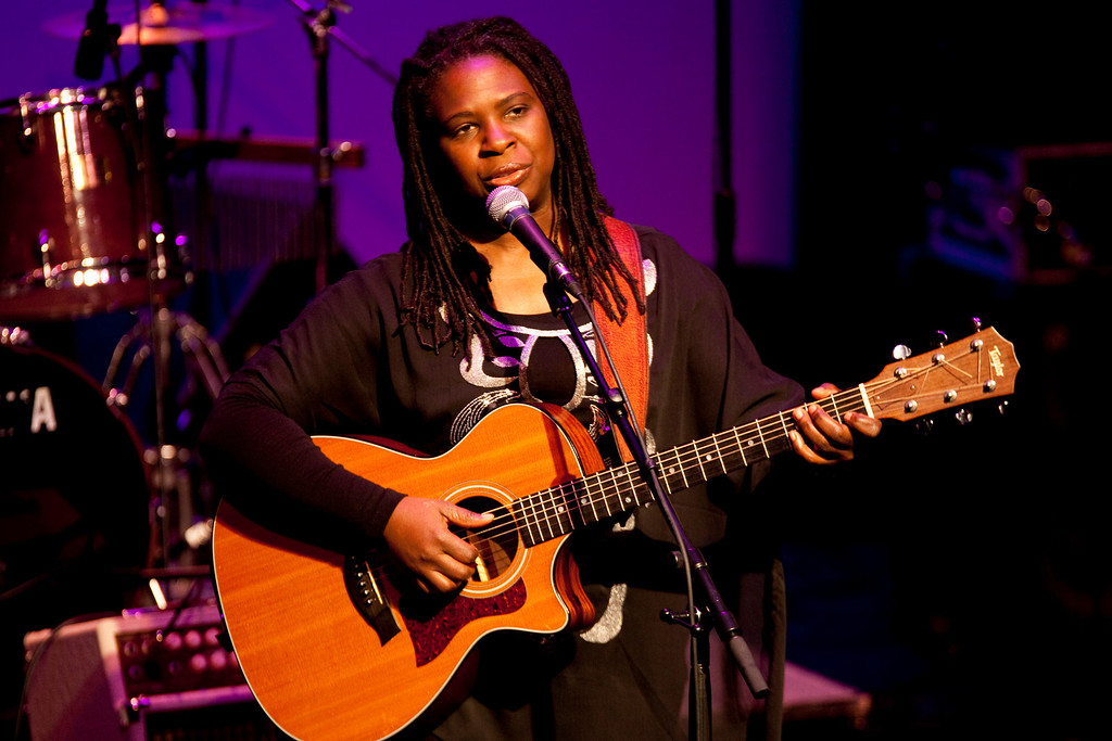 IMAGE: http://cityofhoover.smugmug.com/Hoover-Public-Library-1/Southern-Voices-2010/IMG8069/793705035_EibeJ-XL.jpg