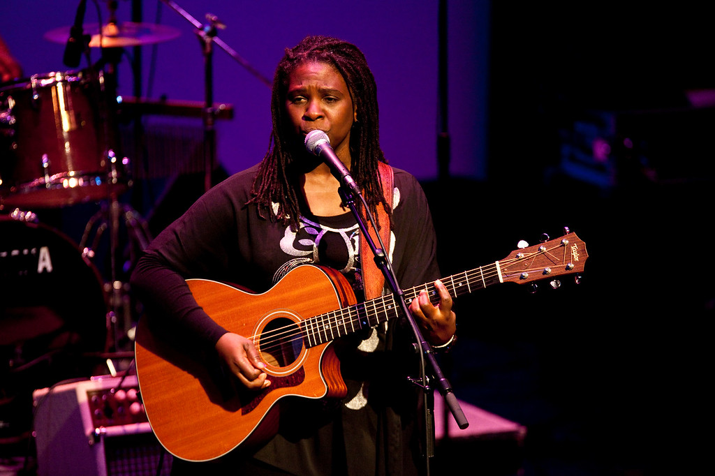 IMAGE: http://cityofhoover.smugmug.com/Hoover-Public-Library-1/Southern-Voices-2010/IMG8109/793708645_Tjedq-XL.jpg